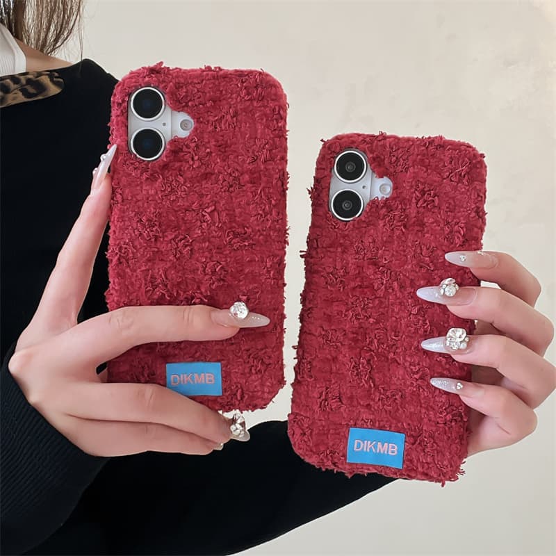 Phone Cases For Iphone 16 - iPhone 18 Pro Max、17、16、15、14 Pro Max用、アンゴラレッドのふわふわ素材のスマホケース。柔らかいぬいぐるみのような手触りで、かわいらしいデザイン。衝撃吸収性に優れた背面カバー。